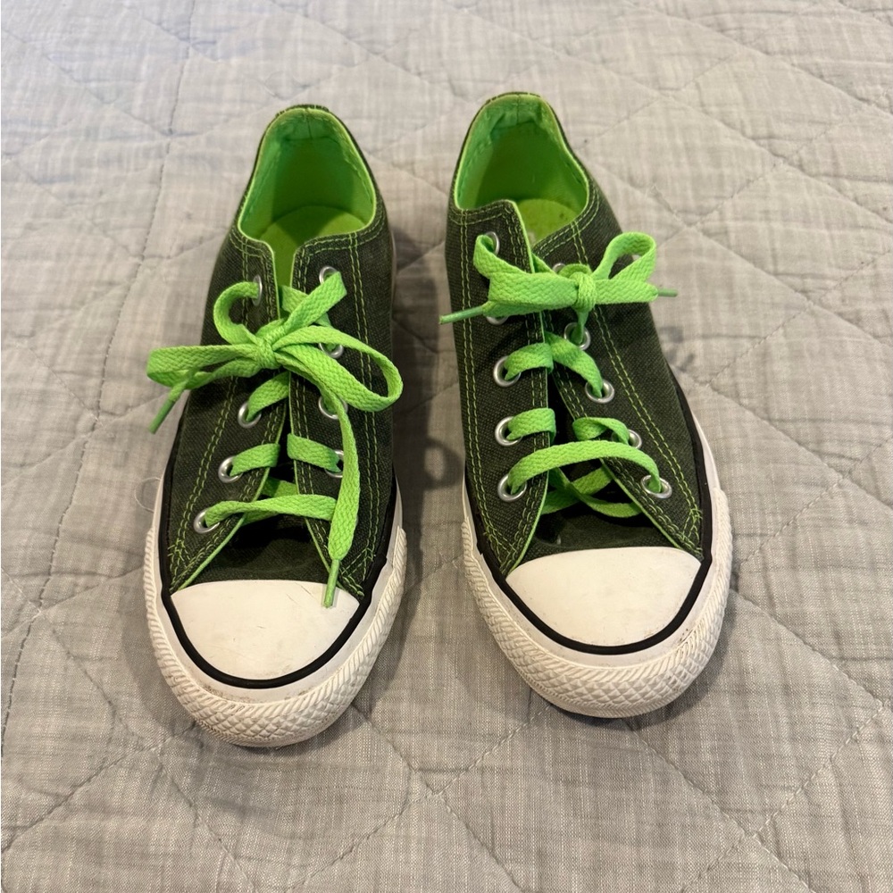 Converse Chuck Taylor. All Star low top. Dk olive green/lime green stitching.